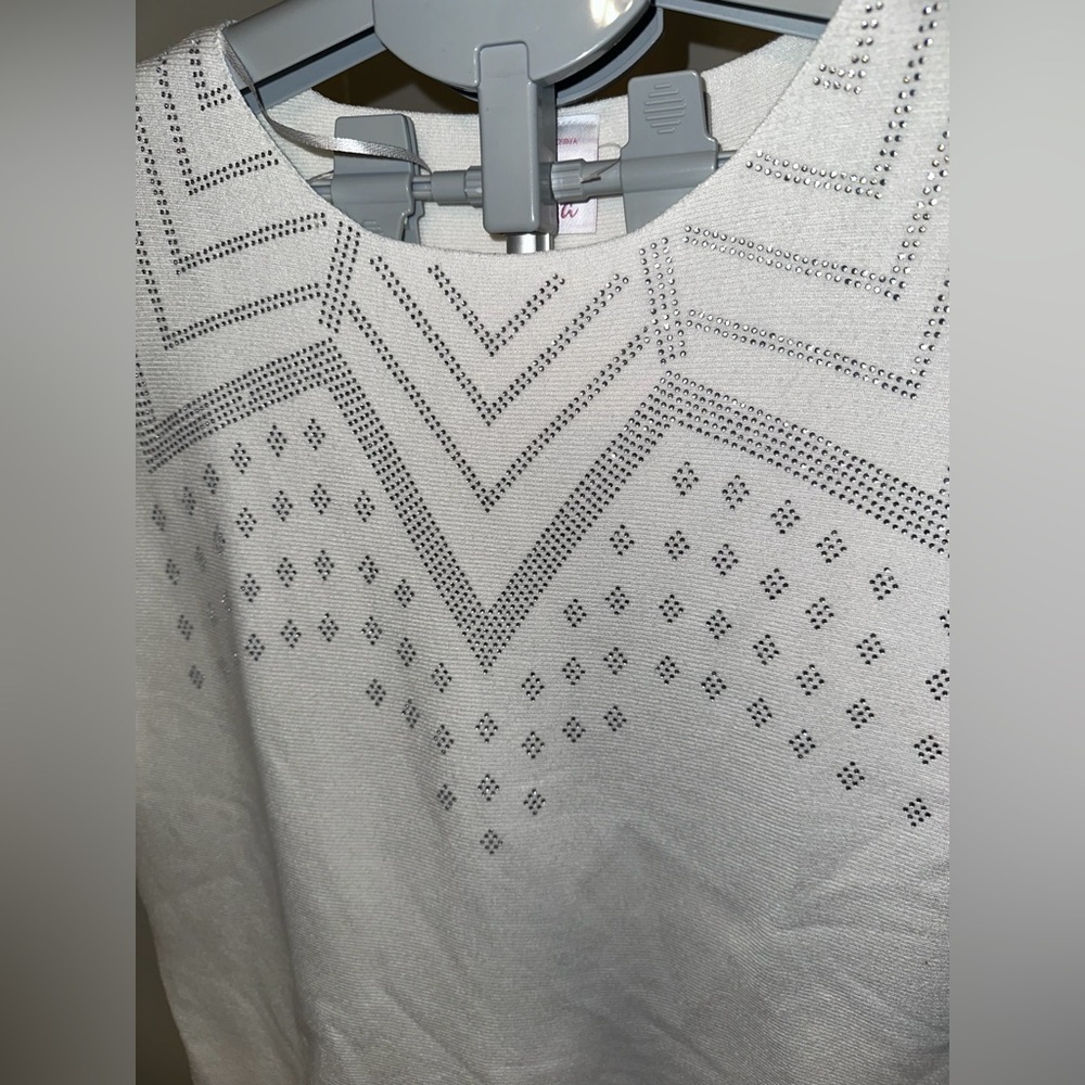 Elegant White Crew Neck Sweater - Picture 2 of 9